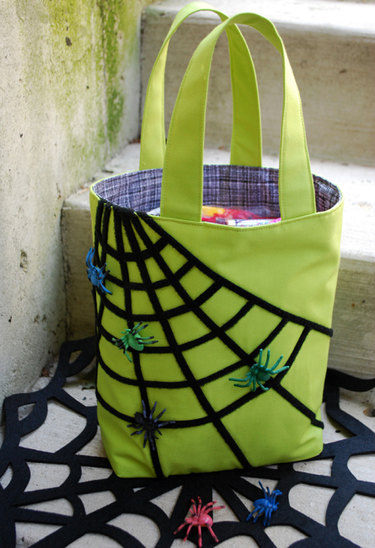 diy-trick-or-treat-bag-pattern-with-sticky-spiderwebs-and-moving-spiders