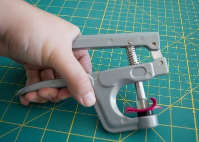 How to Sew a Snap When Sewing Clothing