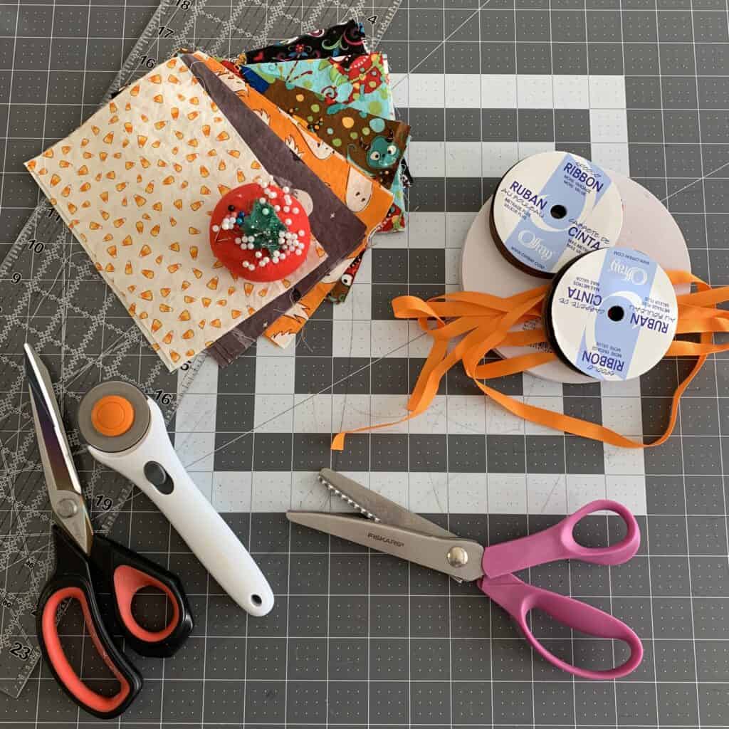 DIY Halloween Treat Bags | Free Tutorials 1 DIY Halloween Treat Bags | Free Tutorials