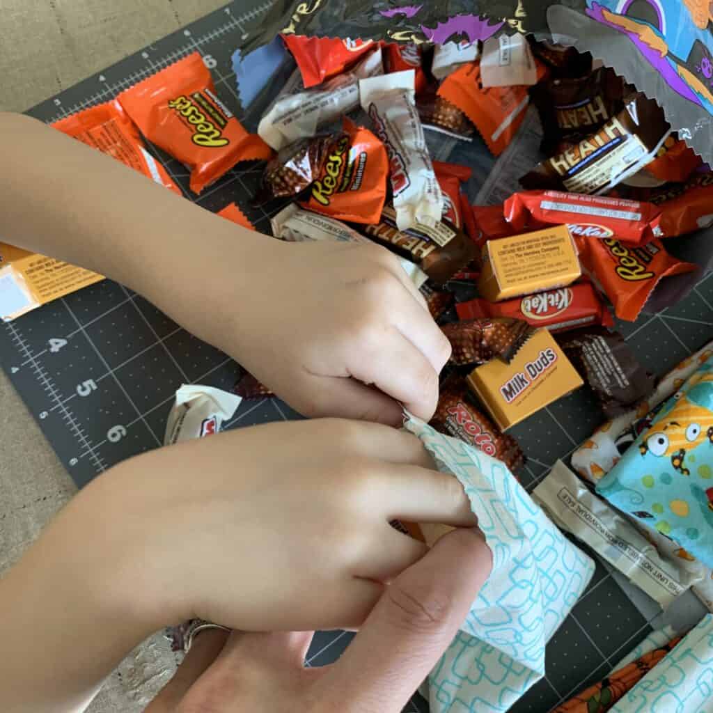 DIY Halloween Treat Bags | Free Tutorials 15 DIY Halloween Treat Bags | Free Tutorials