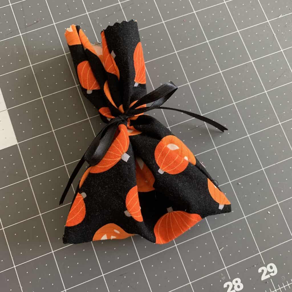 DIY Halloween Treat Bags | Free Tutorials 17 DIY Halloween Treat Bags | Free Tutorials