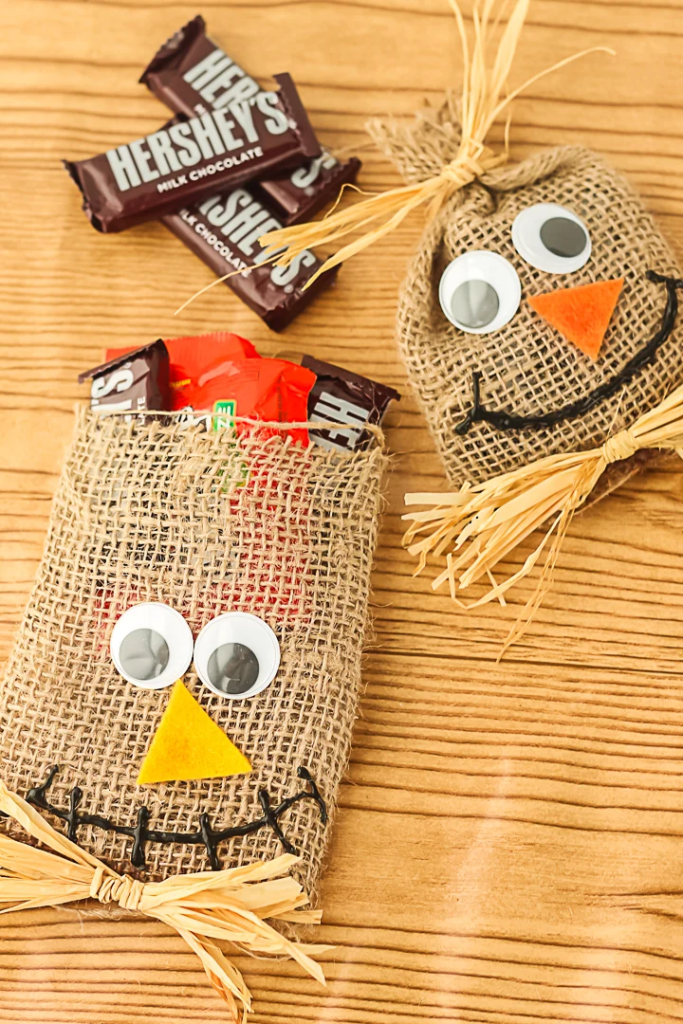 DIY Halloween Treat Bags | Free Tutorials 19 DIY Halloween Treat Bags | Free Tutorials