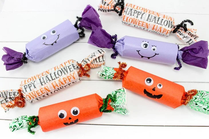 DIY Halloween Treat Bags | Free Tutorials 23 DIY Halloween Treat Bags | Free Tutorials