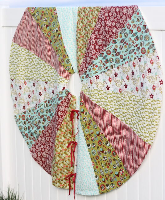 Christmas Tree Skirt Pattern | DIY Christmas Tree Skirt Tutorial